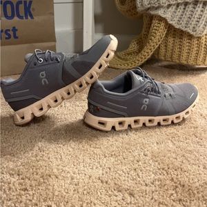 On cloud shoes size 6 1/2